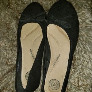 So brand flat black shoes